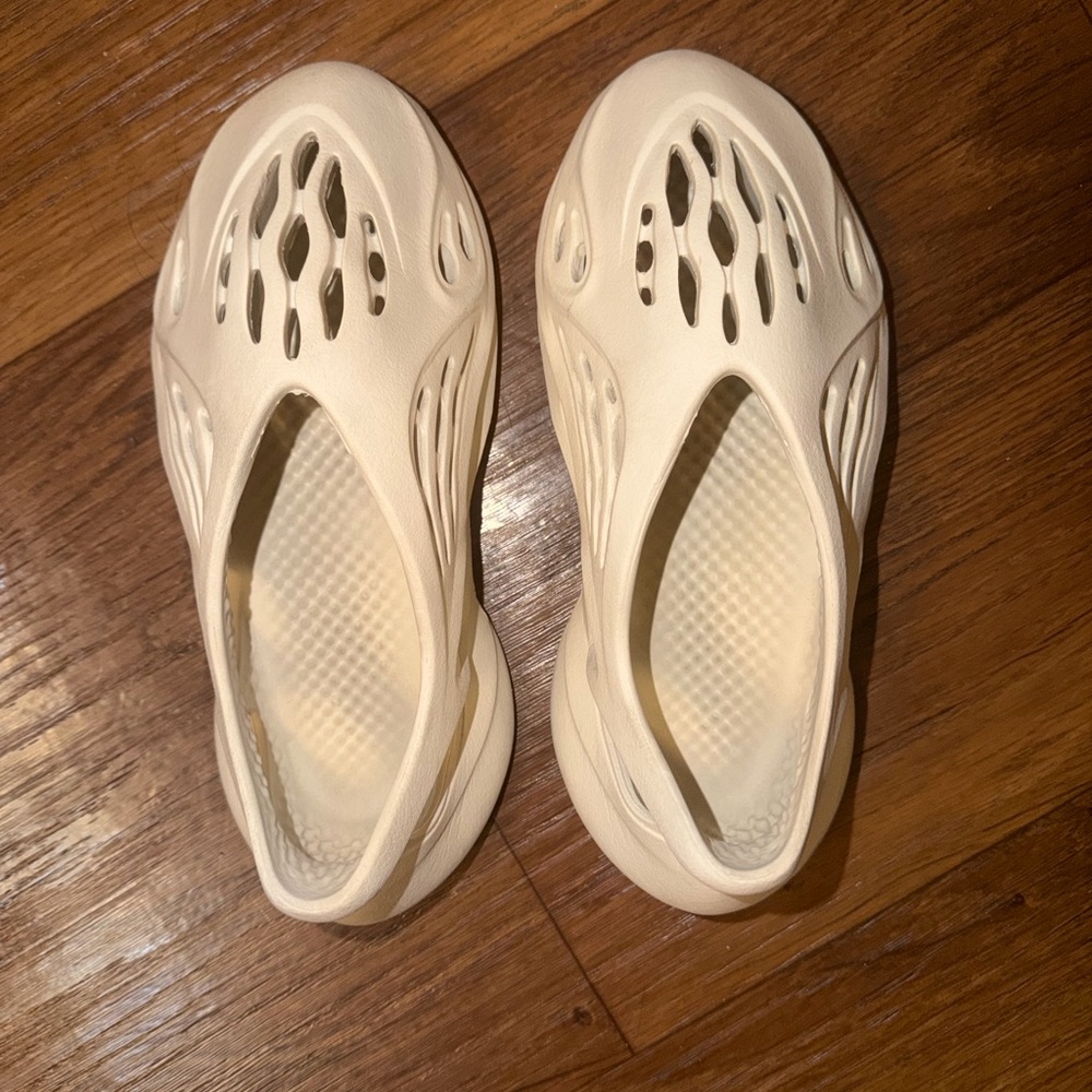 Authentic Yeezy ‘Sand’ Foam Runners (Men’s: 7/ Women’s: 8-9)